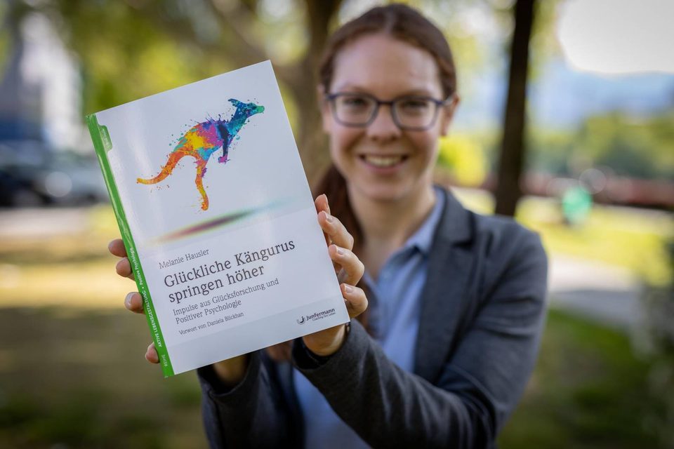 Dr. Melanie Zandler mit ihrem Buch „Glückliche Kängurus springen höher“