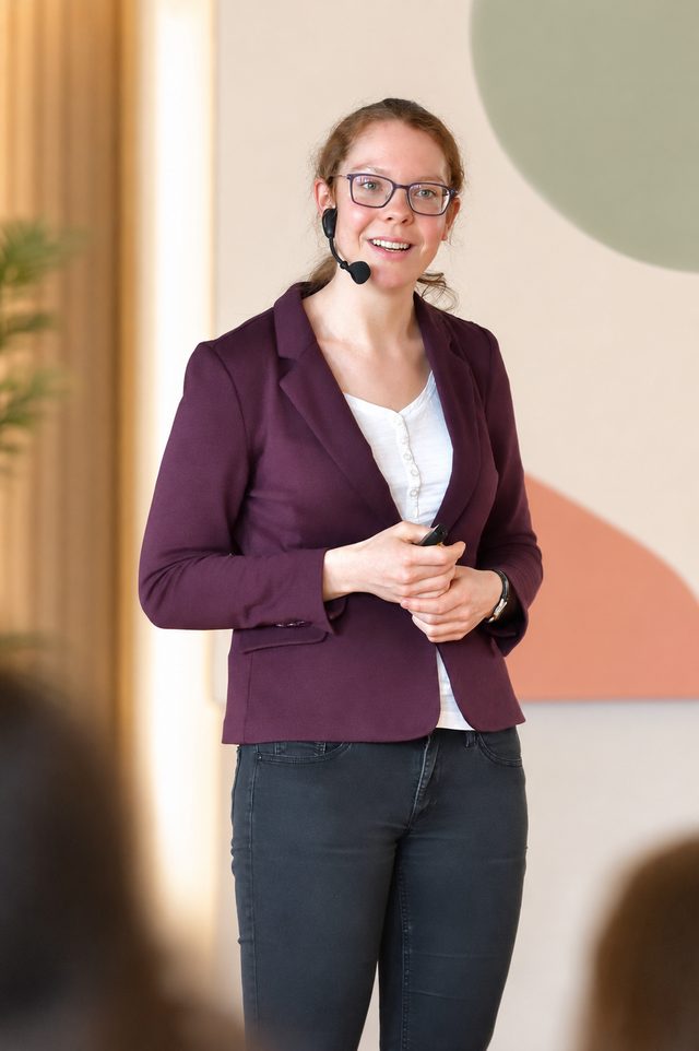 Dr. Melanie Zandler bei einem Vortrag vor Publikum